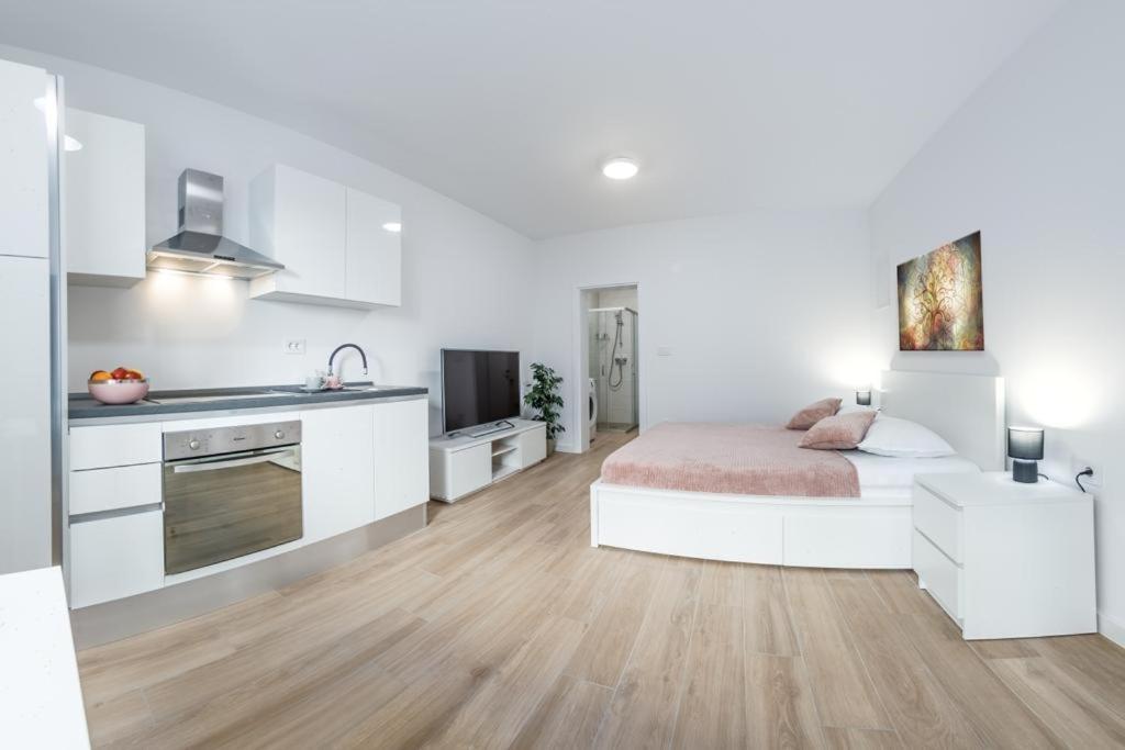 Apartment Klara Free Parking, Center Pula Exteriör bild